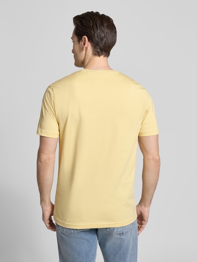 Męski model ma na sobie T-Shirt mit Rundhalsausschnitt od Christian Berg Men, jasny żółty, bawełna, krój regular fit, długość tyłu w rozmiarze M: 70 cm, pełny tył