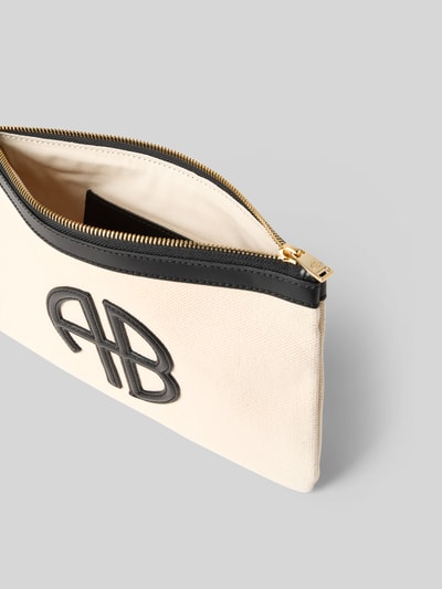 Produktfoto, Pouch mit Logo-Detail von Anine Bing aus cremefarbenem Material mit Strukturmuster, Hauptfach mit Reißverschluss, Steckfach, Kontrast-Besatz, Maße ca. 26x18x1 cm