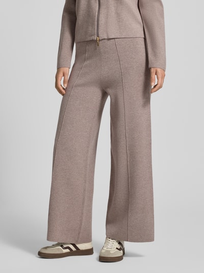 Frauenmodel trägt Stoffhose mit Ziernähten von Christian Berg Woman in Beige mit weitem Bein und Ziernähten aus Viskose-Mix, Nahaufnahme Unterkörper.