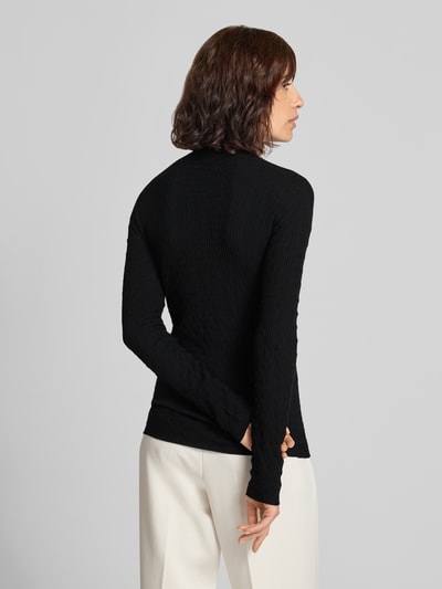 Frauenmodel trägt schwarzen Slim Fit Longsleeve aus Viskose-Mix von Emporio Armani mit Stehkragen und langen Ärmeln, Rückenansicht.