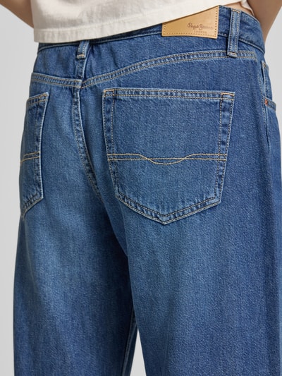 Frauenmodel trägt Loose Fit Jeans aus Baumwoll-Lyocell-Mix Modell 'NICKY' von Pepe Jeans in Denim-Optik mit Label-Patch, Nieten, Sky Blue Waschung, 5-Pocket-Design, Detailaufnahme Rückansicht.