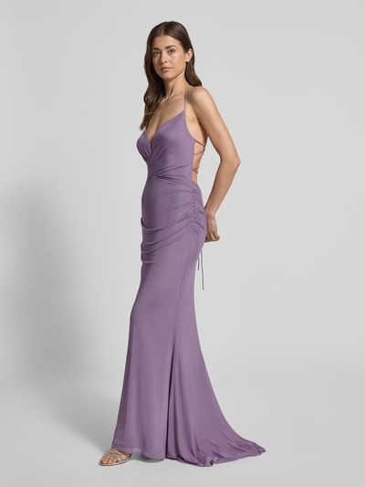 Frauenmodel trägt Abendkleid mit Rückenausschnitt von Laona in Flieder, taillierte Passform, Raffungen, Spaghetti-Träger, Ganzkörperansicht von vorne.