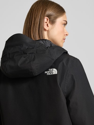 Frauenmodel trägt Regular Fit Funktionsjacke mit Logo-Print Modell 'Quest Mono' von The North Face in Schwarz, Detailaufnahme, Damen Funktionsjacken Kontext.