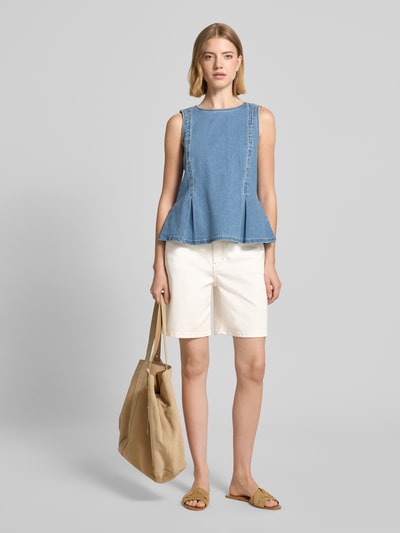 Frauenmodel trägt Bermudas mit Eingrifftaschen Modell 'Mari' von OPUS PANTS, Baumwoll-Mix mit Stretch-Anteil, Regular-Fit, Ganzkörperansicht von vorne.