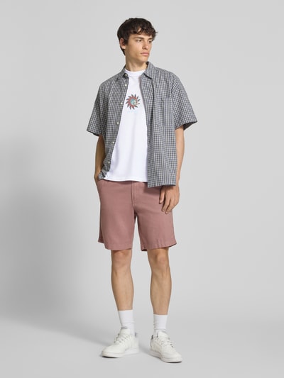 Männermodel trägt T-Shirt mit Label-Print und Rundhalsausschnitt von Jack & Jones aus reiner Baumwolle im Regular-Fit, Ganzkörperansicht von vorne.