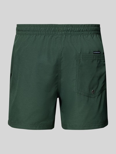 Produktfoto, Regular Fit Badehose mit Logo-Patch Modell 'Everyday' von Quiksilver in Dunkelgrün, elastischer Bund mit Tunnelzug, Herren