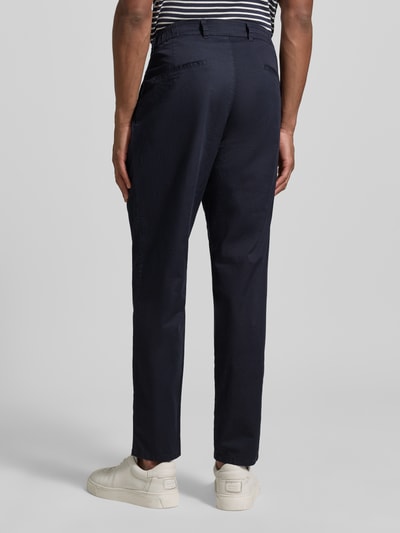 Männermodel trägt Chino mit Eingrifftaschen Modell 'Tino' von Brax, dunkelblau, Baumwoll-Elasthan-Mix, Comfort Fit, Ganzkörperansicht Rückansicht