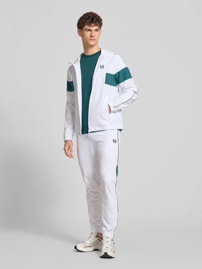 Männermodel trägt Regular Fit T-Shirt mit Logo-Print von SERGIO TACCHINI in Grün, reiner Baumwolle, Rundhalsausschnitt, Ganzkörperansicht von vorne.