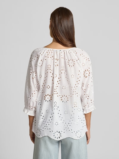 Frauenmodel trägt Bluse mit Lochstickerei und Tunikakragen von Betty Barclay aus Reine Baumwolle, Loose-Fit, weiße Farbe, Rückenlänge 56 cm, Ärmellänge 51 cm, Ganzkörperansicht Rückansicht.