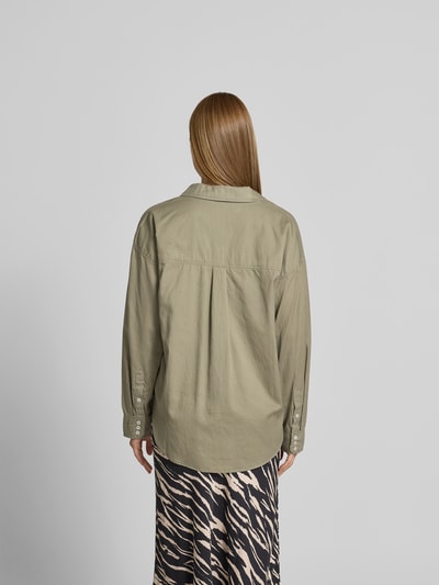 Frauenmodel trägt Langarmbluse mit Lyocell-Anteil von Juvia in Khaki, relaxed Fit, Hemdblusenkragen, Rückansicht Ganzkörperansicht.
