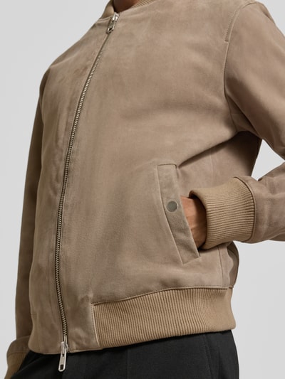 Männermodel trägt Regular Fit Wildlederjacken aus reinem Ziergenleder Modell 'ARCHIVE' von SELECTED HOMME, unifarben, Lederoptik, Nahaufnahme Oberkörper.