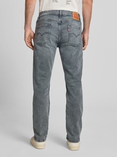 Männermodel trägt Slim Fit Jeans aus Baumwoll-Mix Modell '511®' von Levi's®, grauer Denim, sichtbare Nähte, Herren Slim Fit Jeans, Ganzkörperansicht Rückansicht.