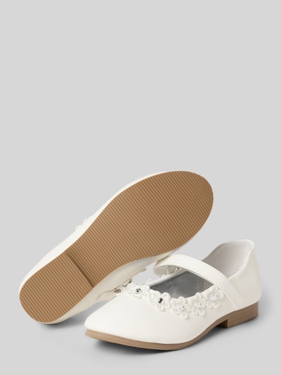Produktfoto, Ballerina mit Zierbesatz von Happy Girls in weißer Farbe, Spitze Form, Klettverschluss, strukturierte Sohle, Absatzhöhe 1 cm, Schafthöhe 3 cm, Schaftweite 5 cm