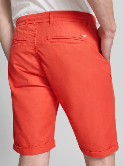 Männermodel trägt Chino-Shorts mit Tunnelzug Modell 'DAWSON' von Lerros, Baumwoll-Leinen-Mix, Regular-Fit, Gesäßtaschen, Ganzkörperansicht Rückansicht