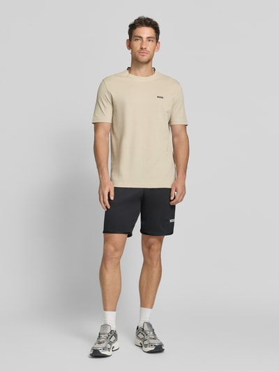 Männermodel trägt Regular Fit T-Shirt aus Baumwoll-Piqué Modell 'TS_PIQUE' von BOSS Green, Optik: Unifarben, Ganzkörperansicht von vorne