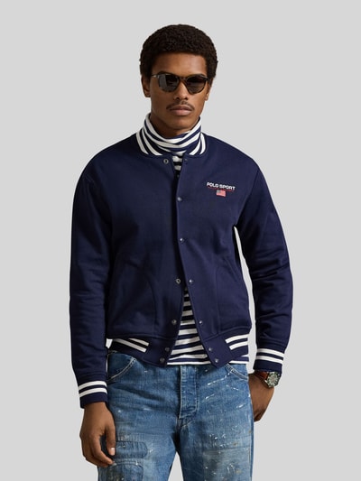 Mannelijk model draagt Regular Fit Blouson uit katoenmix van Polo Ralph Lauren, uni look, collegekraag, label-patch, zijzakken, lange mouw, geribde zoom, voorkant volledige lichaamsopname.