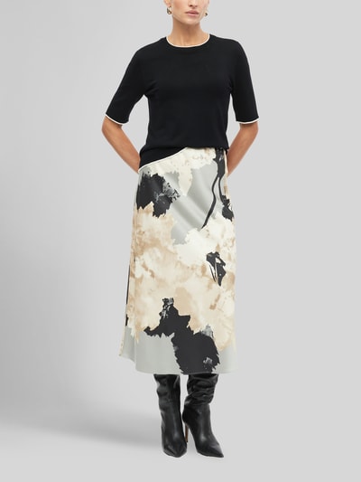 Frauenmodel trägt Ausgestellter Midi-Rock aus Viskkose-Mix von s.Oliver BLACK LABEL in Beige, Schwarz und Grau, Ganzkörperansicht von vorne. Damen Midi-Rock von s.Oliver BLACK LABEL.