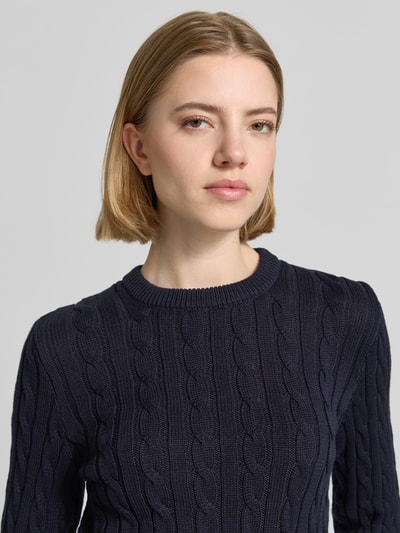 Vrouwenmodel draagt 'Strickpullover met kabelpatroon en ronde hals van Jake*s Casual', puur katoen, recht model, navy, ribboorden, detailopname bovenlichaam.