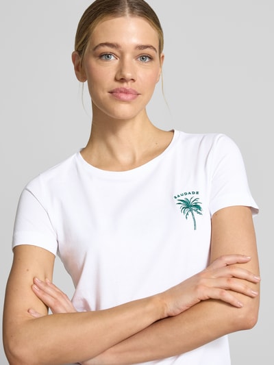 Frauenmodel trägt Regular Fit T-Shirt aus reiner Baumwolle Modell 'C-Elove_4' von BOSS Orange mit Optik: Unifarben, Label-Schriftzug, Rundhals, Ärmelform: Kurzarm, Materialverarbeitung: Jersey, Nahaufnahme Oberkörper.