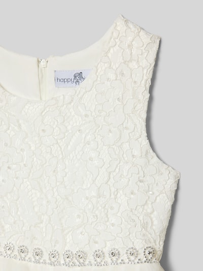 Mädchen trägt Knielanges Kleid mit Rundhalsausschnitt von Happy Girls, cremefarben, taillierter Schnitt, Nahtreißverschluss, Nahaufnahme Oberkörper.