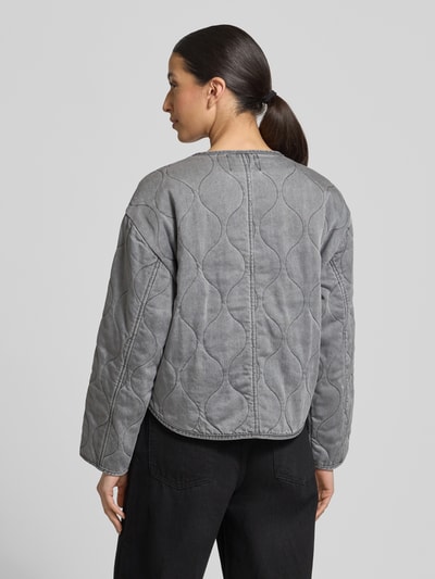 Frauenmodel trägt Regular Fit Jacke aus reinem Lyocell Modell 'Alina' von CARS JEANS in Stepp-Optik, grauer Farbton, Rundhalsausschnitt, sichtbare Stepp-Nähte, lange Ärmel, Rückenlänge bei Größe S: 58 cm, Schulterbreite 49 cm, Brustweite 53 cm, Ärmellänge 53 cm, Ganzkörperansicht Rückansicht.