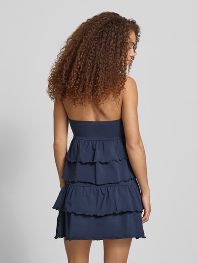 Frauenmodel trägt Bandeau-Top im Stufen-Look mit Schnürung von REVIEW aus Baumwoll-Elasthan-Mix, Regular-Fit, Rückenlänge 32 cm, Ganzkörperansicht Rückansicht.