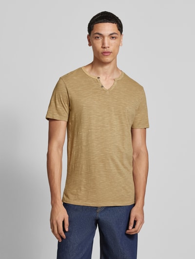 Męski model nosi T-Shirt aus Baumwolle Modell 'SPLIT' od Jack & Jones, bawełna, krój regular fit, beżowy kolor, guziki, V-dekolt, długość tyłu w rozmiarze M: 67 cm, pełny widok z przodu
