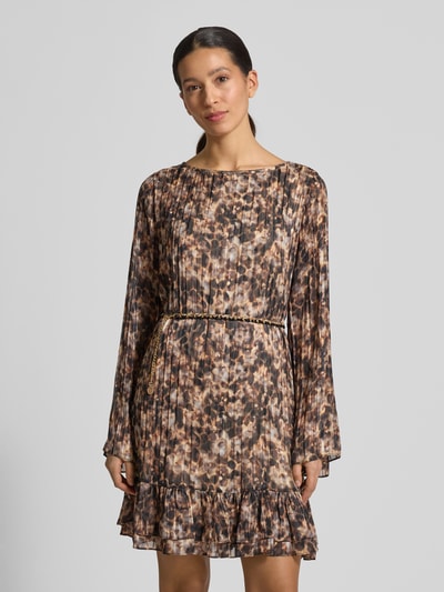 Frauenmodel trägt Minikleid mit Rundhalsausschnitt Modell 'ILENIA' von Guess, taillierter Schnitt, Taillengürtel, blickdichtes Unterkleid, Ganzkörperansicht von vorne.