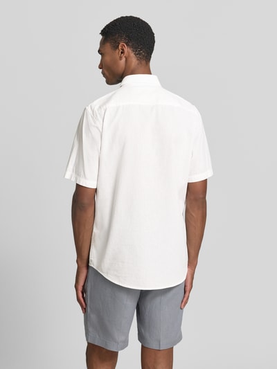 Männermodel trägt Regular Fit T-Shirt aus Baumwoll-Mix von Lerros, Herren T-Shirt in Weiß mit Label-Detail, Rückenlänge 68 cm, Ganzkörperansicht Rückansicht.
