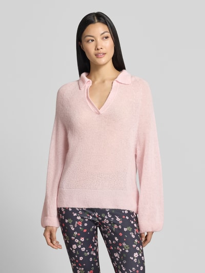 Kobiece modelka nosi Relaxed Fit Pullover aus Mohair-Alpaka-Mix von Marc Cain, jasnoróżowy, Imitacja dzianiny, Wykładany kołnierz z dekoltem w serek, Z długim rękawem, Długość tyłu w rozmiarze 36: 60 cm, Długość rękawów w rozmiarze 36: 68 cm, Ganzkörperansicht von vorne