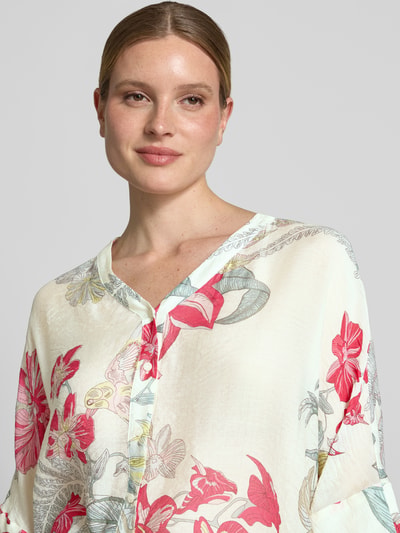 Frauenmodel trägt Relaxed Fit Bluse aus Viskose-Mix im Allover-Look von Comma, mit V-Ausschnitt, 3/4-Arm, leicht transparente Optik, Nahaufnahme Oberkörper.
