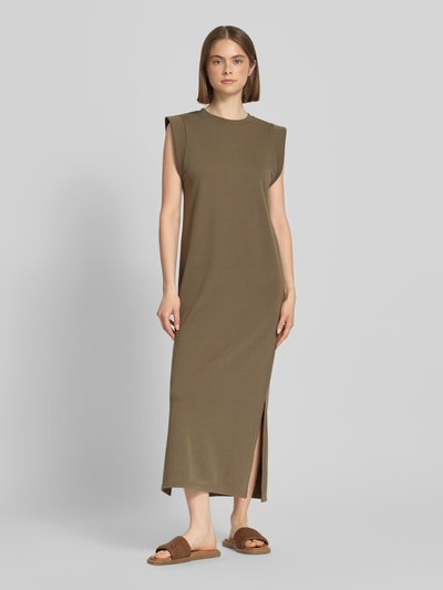 Modelka kobieca nosi Regular Fit Sweatkleid aus Baumwoll-Mix Modell 'CHILLI SUMMER' od Pieces, kolor jednolity, długość maxi, bez rękawów, okrągły dekolt, boczne rozcięcia, materiał sweat, całkowicie z przodu.