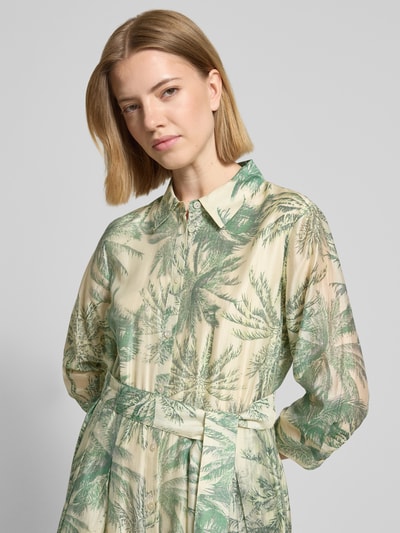 Frauenmodel trägt Figurumschmeichelndes Freizeitkleid aus Lyocell-Mix von s.Oliver BLACK LABEL in Floralem-Allover-Muster, Knopfleiste, Taillengürtel, V-Ausschnitt, 3/4-Arm, Popeline, Viskose-Mix, sanfte Grün- und Cremetöne; Nahaufnahme Oberkörper.