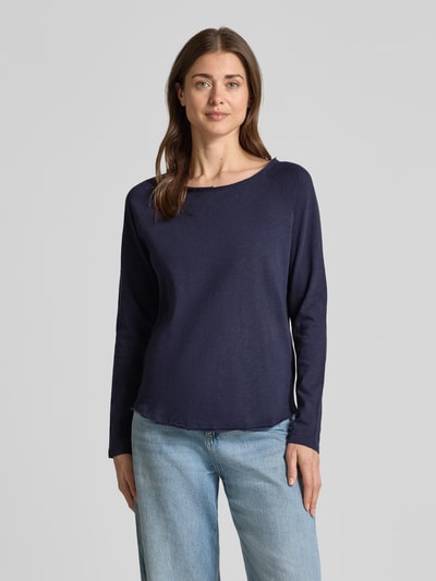 Frauenmodel trägt Longsleeve mit Rundhalsausschnitt und Rollsaum von Smith and Soul aus reiner Baumwolle, Regular-Fit, navy, Ganzkörperansicht von vorne.