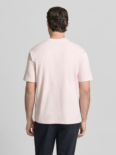 Männermodel trägt Regular Fit T-Shirt aus reiner Baumwolle von MCNEAL in Hellrosa, Rundhalsausschnitt, Rückenansicht, Ganzkörperansicht.