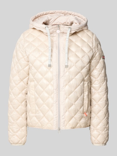 Produktfoto, Regular Fit Jacke in Stepp-Optik Modell 'YOSIE' von Frieda & Freddies in Beige mit Kapuze, Tunnelzug, Eingrifftaschen, Reißverschluss, Logo-Applikation, elastische Ärmelabschlüsse, Rückenlänge 61 cm, Schulterbreite 46 cm, Brustweite 49 cm, Ärmellänge 60 cm