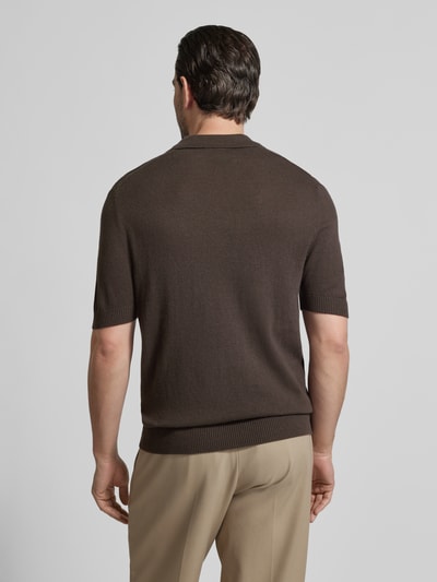 Männermodel trägt Slim Fit Poloshirt mit kasjmiermix en polokraag van FTC Cashmere, katoenmix met kasjmier, 1/2-mouwen, ruglengte maat 50 is 68 cm, ganzkörperansicht rückansicht.