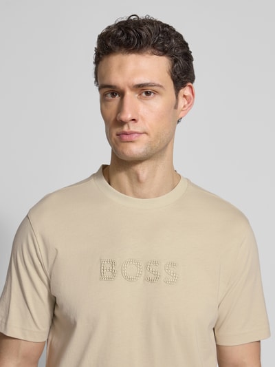 Männermodel trägt Regular Fit T-Shirt aus reiner Baumwolle Modell 'TS_TERRACE' von BOSS Green, Optik: Unifarben, Nahaufnahme Oberkörper.