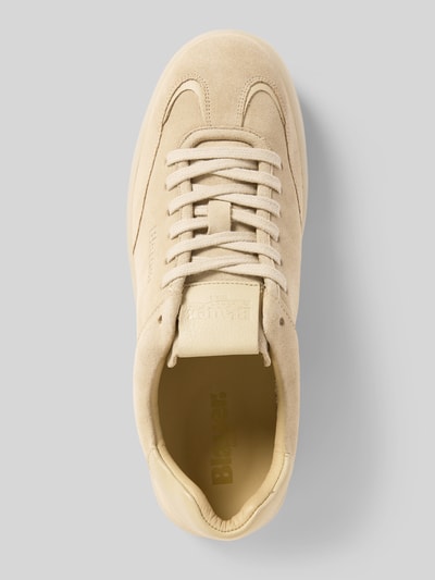 Produktfoto, Sneaker aus echtem Leder mit Logo-Prägung Modell 'Farrell' von Blauer USA: cremefarbener Herren Sneaker mit abgerundeter Passform, Schnürverschluss, profilierter Sohle, Absathöhe 3 cm, Schafthöhe 7 cm, Schaftweite 12 cm, Oberfläche mit matter, weicher Struktur.