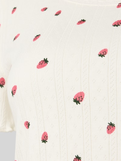 Frauenmodel trägt Pyjama-Oberteil mit Muschelsaum von Jake*s Casual, Reine Baumwolle, Pointelle-Muster, Rundhalsausschnitt, Gerader-Schnitt, Nahaufnahme Oberkörper.