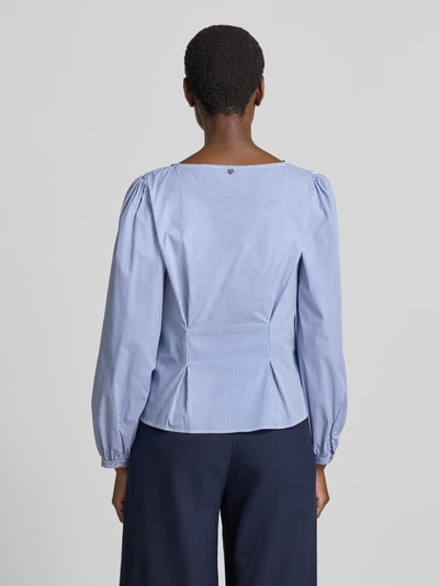 Vrouwenmodel draagt Bluse aus Baumwoll-Mix mit Peplum-Saum van Rich & Royal, blauw-wit gestreept katoenmix, getailleerd, knoopsluiting, met lange mouwen, peplum-zoom, ruglengte maat 36: 55 cm, mouwlengte maat 36: 64 cm, geheel achteraanzicht