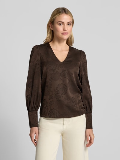 Vrouwenmodel draagt Regular fit blouse met lange mouwen met v-hals van VERO MODA, all-over bloemenmotief, manchet, voorkant volledig lichaam.