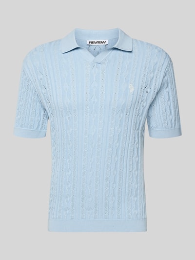 Produktfoto, Slim Fit Strick-Poloshirt mit Label-Stitching von REVIEW in Hellblau, Zopfmuster, reine Baumwolle, glatte Textur