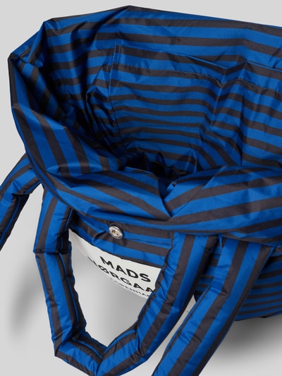 Produktfoto, Handtasche mit Steppnähten und Label-Detail von MADS NØRGAARD, blau-schwarze Streifen, Tragehenkel, glatte Textur, Allover-Look, Maße laut Kontext