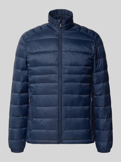 Produktfoto, Regular Fit kurtka z efektem pikowania Model 'Kingsley' od JACK & JONES, kolor granatowy, stójka, zamek błyskawiczny, wpuszczane kieszenie, Długość tyłu w rozmiarze M: 72 cm, szerokość ramion w rozmiarze M: 48 cm, szerokość klatki piersiowej w rozmiarze M: 51 cm, długość rękawów w rozmiarze M: 68 cm