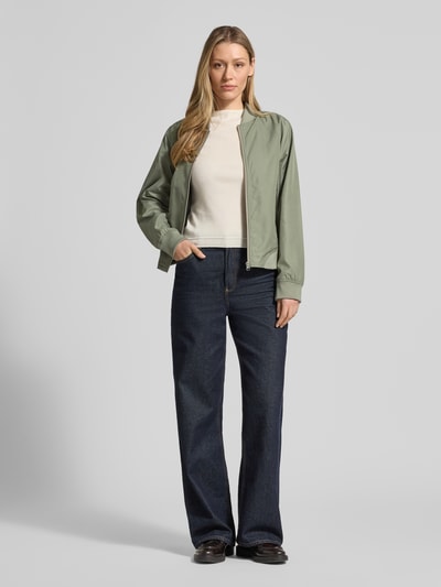 Vrouwenmodel draagt Regular Fit Jacke met opstaande kraag Model 'Zaymi' van CARS JEANS, groen, steekzakken, ritssluiting, elastische boorden, ruglengte maat S 61 cm, schouderbreedte 41 cm, borstwijdte 39 cm, mouwlengte 60 cm, full body van voren.