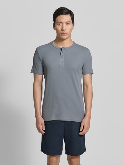 Männermodel trägt Regular Fit T-Shirt aus Baumwoll-Mix von JAKE*S STUDIO MEN, grau, Henley-Ausschnitt, kurzärmelig, Ganzkörperansicht von vorne.