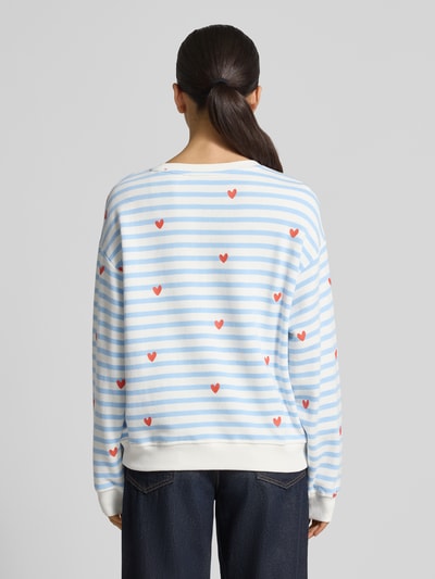 Frauenmodel trägt Sweatshirt im Allover-Look von Smith and Soul mit blauen Streifen und roten Herzen, Baumwoll-Modal-Mix, Ganzkörperansicht Rückansicht.