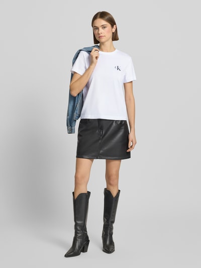 Vrouwenmodel draagt T-shirt Set met Logo en Ronde halslijn van Calvin Klein Jeans, puur katoen, regular fit, logoprint, Ganzkörperansicht van voren.