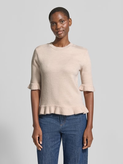 Frauenmodel trägt Longsleeve mit Viskose-Anteil von MORE & MORE, beige, Strick-Optik, Rüschenbesatz, halbarm, Ganzkörperansicht von vorne.